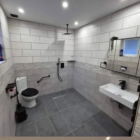 Accesible Countryside Retreat With Private Garden And Modern Facilities Pensjonat